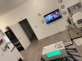 Love nest apartment, Ilford
